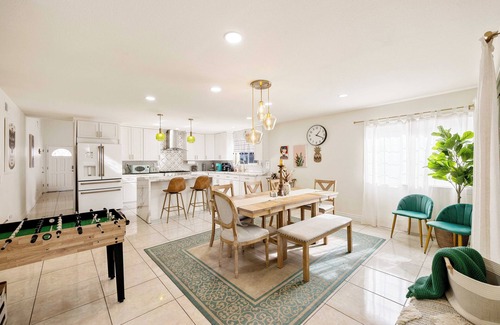 City of Industry Casa | Vibrant 5BR/2BA Ranch Home w/ Pool l King Bed 2000 Sqft -Disneyland!