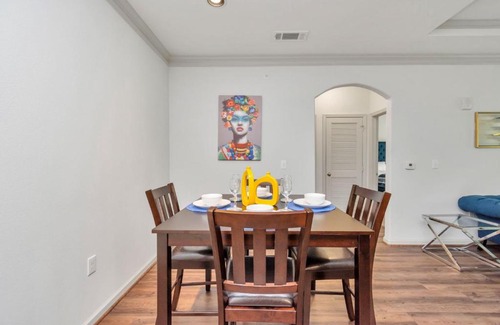 Conroe Apartamento | Vibrant & Spacious Double King suite