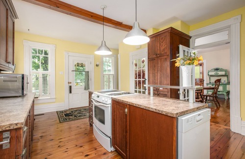 Waterloo Casa | Victorian house, built in 1870. (5) bedrooms, (4) bathrooms and a Hot Tub