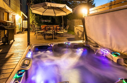 Waterloo Casa | Victorian house, built in 1870. (5) bedrooms, (4) bathrooms and a Hot Tub