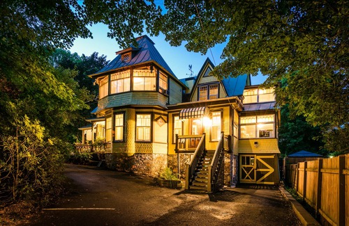 Waterloo Casa | Victorian house, built in 1870. (5) bedrooms, (4) bathrooms and a Hot Tub