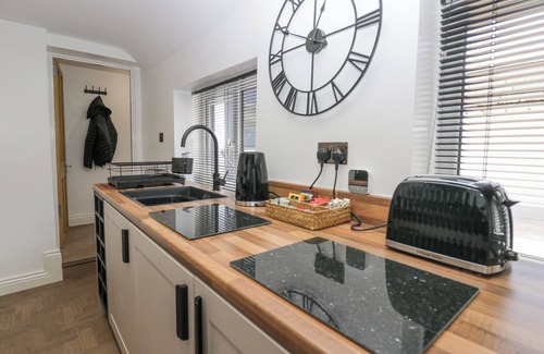 Whitehaven Cabaña | VICTRONEEN COTTAGE, pet friendly, with a garden in Whitehaven