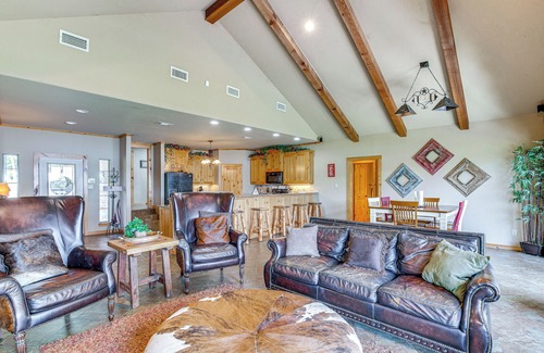 Log Cabin Casa | 4BR Eustace Lakefront House w / Private Dock!