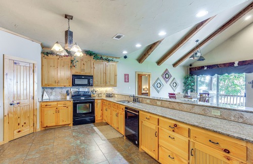 Log Cabin Casa | 4BR Eustace Lakefront House w / Private Dock!