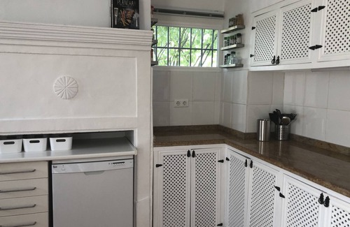 Iznajar Villa | Villa 230m2, 4 cuartos de baño modernos, piscina, vistas 80km, 3 terrazas, climatizada. central