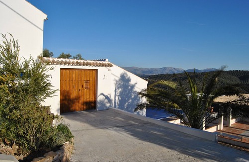 Iznajar Villa | Villa 230m2, 4 cuartos de baño modernos, piscina, vistas 80km, 3 terrazas, climatizada. central