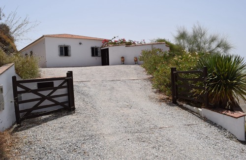 Canillas de Aceituno Villa | Villa (6 + 2) la intimidad, buen acceso, cerca de la S. N. P. Tejada, 20 minutos desde el mar