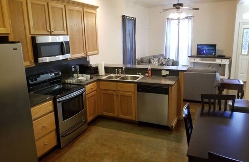 Pine Grove Apartamento | Villa 8, spacious townhouse in Tickfaw, LA