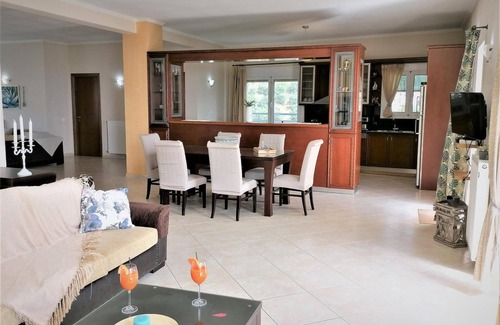 Agía Eiríni Villa | Villa Aeolus con piscina infinita privada y jardín.