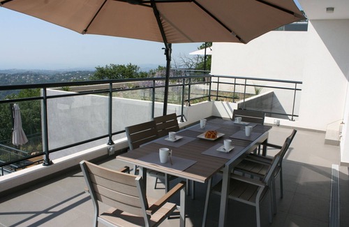 Saint-Jeannet Apartamento | Villa Apartments, private garden and pool, panoramic sea view