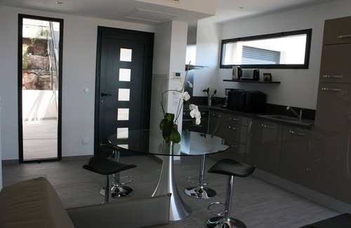 Saint-Jeannet Apartamento | Villa Apartments, private garden and pool, sea view