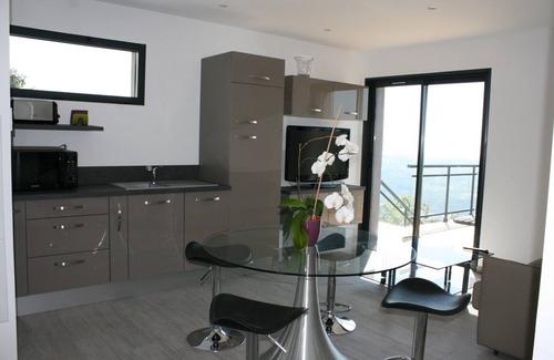 Saint-Jeannet Apartamento | Villa Apartments, private garden and pool, sea view