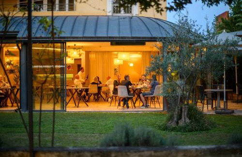 Saint-Paul-Trois-Chateaux Hotel | Villa Augusta