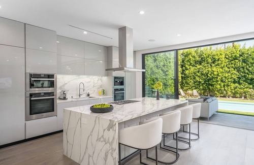 Los Angeles Villa | Villa Bond by LuxJB 🏆 Design Award-Winner 🏆 Heated Pool & Jacuzzi