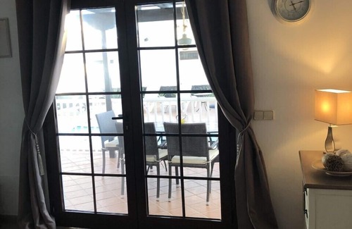 Playa Blanca Villa | Villa Cara: Hermosa villa moderna con piscina cerrada climatizada y aire acondicionado.