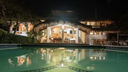 Puerto Ángel Villa | Villa Casa Blanca del Faro