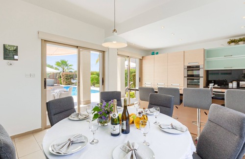 Kissonerga Villa | Piscina privada climatizada + Bañera de hidromasaje, WIFI, elegantemente amuebladas, Nr Paphos / Coral Bay