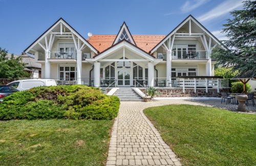 Balatonalmadi Hotel | Villa Clariss Pool & City Center Stay