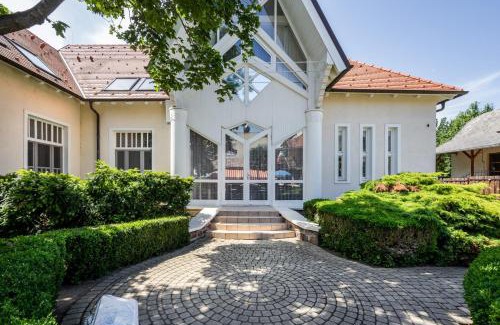 Balatonalmadi Hotel | Villa Clariss Pool & City Center Stay