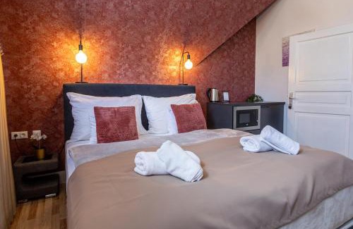 Balatonalmadi Hotel | Villa Clariss Pool & City Center Stay