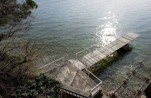 Roina Villa | Villa frente al lago con playa privada y muelle de natación, impresionantes vistas al lago