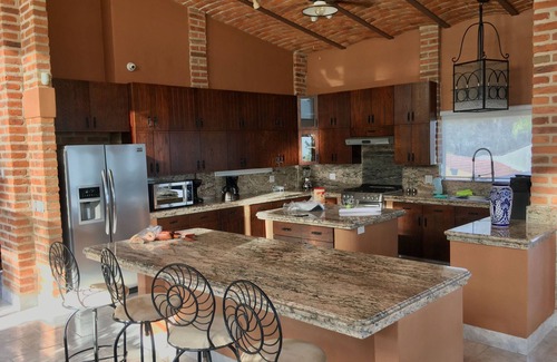 Chantepec Cabaña | villa Colibrí espectacular vista al lago utilizamos 100% energía renovable