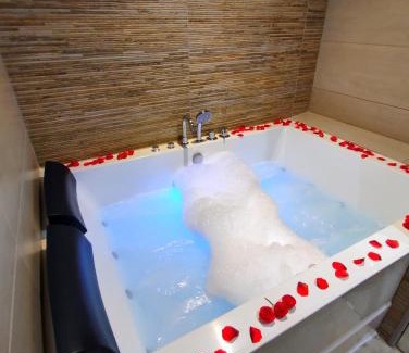 Montseret Villa | VILLA ENTIERE BELLEVUE - Balnéo - Piscine - Clim
