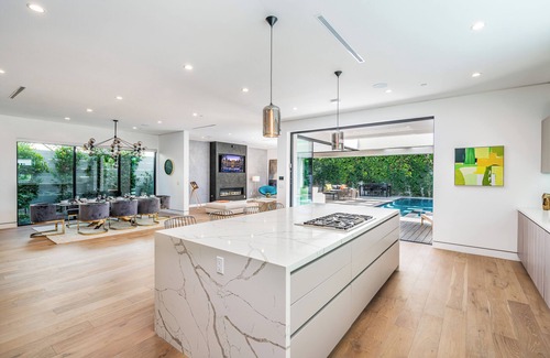 Beverly Hills Villa | Villa Fendi By LuxJB 🏆 Heated Pool & Jacuzzi 🏆 Gym 🏆 Rooftop Deck