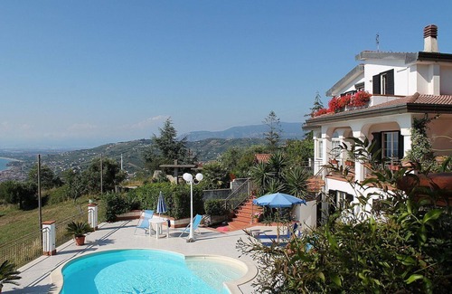 Agropoli Villa | Villa Gioconda: una encantadora villa de tres pisos situada en una colina.
