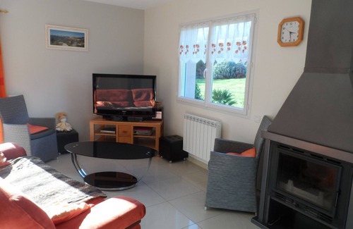 Plougrescant Villa | Villa 'Gite Bord de Mer Jacuzzi' con terraza privada y Wi-Fi