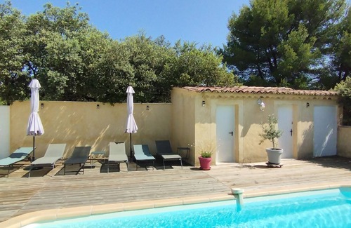Saint-Saturnin-les-Apt Villa | Villa in the heart of the LUBERON with swimming pool and large enclosed garden planted with trees