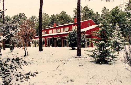 Las Navas Del Marques Villa | Chalet en urbanización de lujo con tenis y piscina en precioso bosque