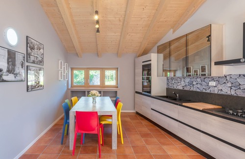 Rovereto Villa | Villa en los viñedos con vistas a las montañas.