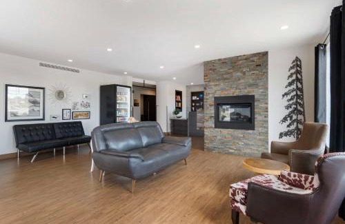 Hearst Hotel | Villa Inn & Suites - SureStay Collection by Best Western