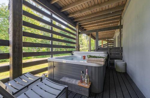 Tahkovuori Chalet De Esquí | Villa Kultaranta A - Scenic Lakeside Cabin in Tahkovuori with Hot Tub and Sauna