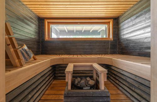 Tahkovuori Chalet De Esquí | Villa Kultaranta A - Scenic Lakeside Cabin in Tahkovuori with Hot Tub and Sauna