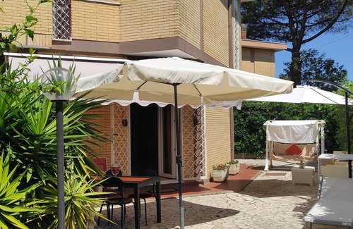 Ardea Villa | Villa Lido dei Pini garden 350sqm 3km from the sea, studio with wifi for smart work