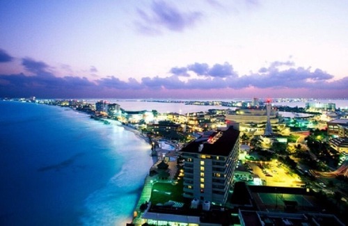 Centro de Cancún Villa | Spacious Mexican Villa perfect downtown location w/ pool and fast WiFi.