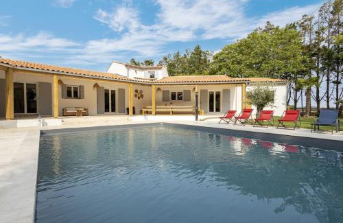 Saint-Georges-des-Coteaux Villa | Villa Martinière