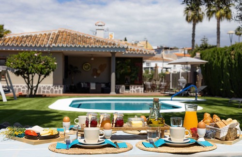 Torre de Benagalbon Villa | Villa 'Málaga Beach - Golf' con piscina privada, Wi-Fi y aire acondicionado