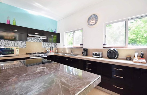 Área de Playacar Fase II Villa | Villa Mariposa, piscina privada. JACUZZI 2x, área de la azotea, 5600 Sq. ft. ESPACIO DE VIDA