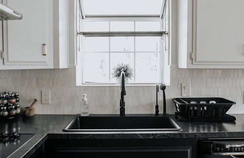 Lakehead-Lakeshore Casa | Villa Nosoni-Nestled between trees near Lake Shasta.