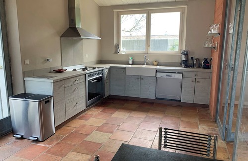 Loix Villa | Villa en parcela de 1100m2 rodeada de muros zona muy tranquila este oeste