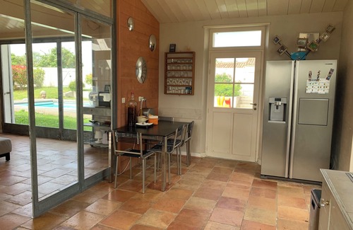 Loix Villa | Villa en parcela de 1100m2 rodeada de muros zona muy tranquila este oeste