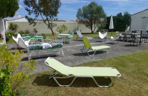 Loix Villa | Villa en parcela de 1100m2 rodeada de muros zona muy tranquila este oeste