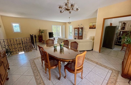 Nimes City Centre Villa | Villa en las alturas de Nimes en matorral completo