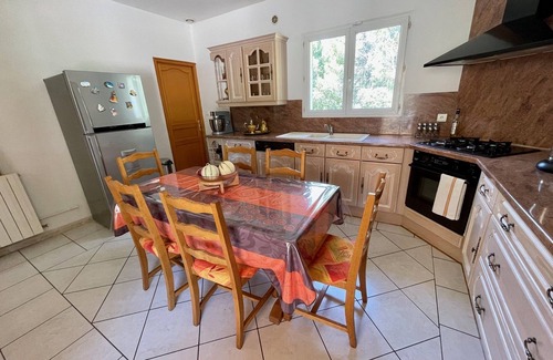 Nimes City Centre Villa | Villa en las alturas de Nimes en matorral completo
