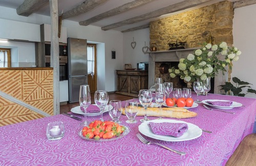 Saint-Rabier Casa | Villa Paola es una hermosa casa de vacaciones con una gran piscina privada vallada.