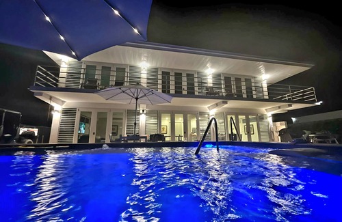 Camino Nuevo Casa | "VILLA PLAYERA" Villa con vista al mar con piscina privada en una playa aislada.