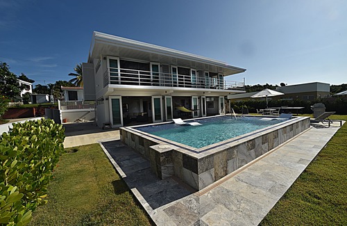 Camino Nuevo Casa | "VILLA PLAYERA" Villa con vista al mar con piscina privada en una playa aislada.